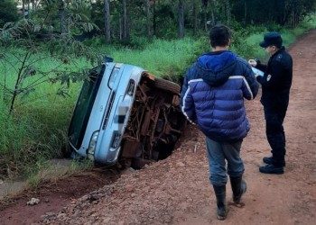 Terminó dentro de un desagüe tras despistar con un vehículo utilitario