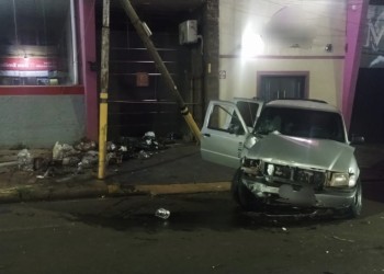 Posadas: impactó su camioneta contra un poste de luz y se dio a la fuga