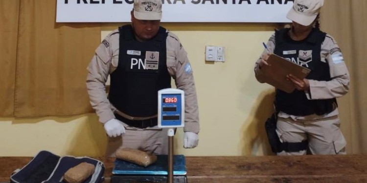 SIN TREGUA. Efectivos de Prefectura con el polvo blanco incautado. Fue en las últimas horas en Candelaria.