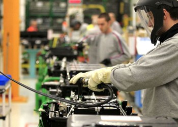 La economía resistió pero la falta de dólares la lleva a una recesión