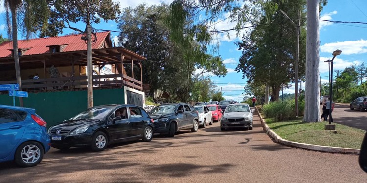 POSTAL PERMANENTE. Las largas filas de autos brasileños en los centros de frontera son una constante.