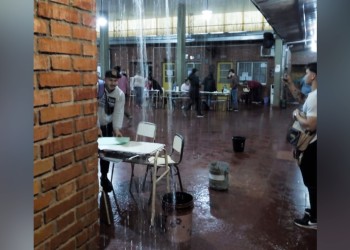 La intensa lluvia obligó a “mudar” un centro de votación