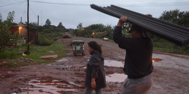 ASISTIDOS. Las familias recibieron alimentos, abrigos y chapas.