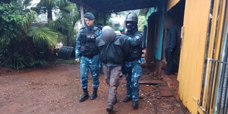 ALLANAMIENTO. Poco más de 48 horas después del hallazgo del cuerpo, la División Infantería llegó al inquilinato de avenida Kirchner y detuvo al sospechoso.