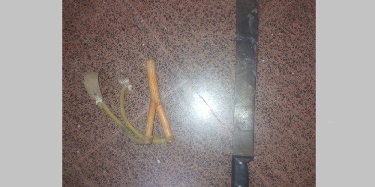 TEMERARIO. Al acusado los efectivos le incautaron un machete y una gomera, con la cual les tiró piedras.