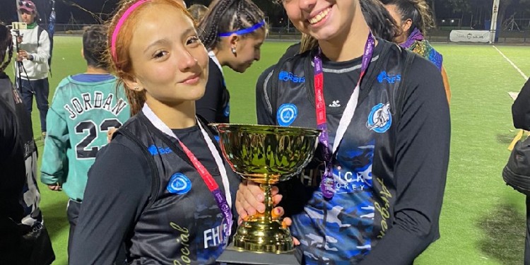 ALEGRÍA. Brenda y Gianna, con el trofeo. Vencieron en la final a La Torre.