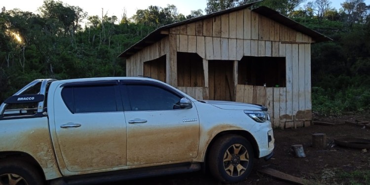 SECUESTRO. La camioneta Toyota Hilux fue requisada en búsqueda de elementos de prueba para la causa.