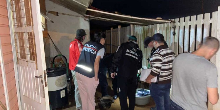 PRUEBAS. Los investigadores de la Unidad Regional VI reunieron elementos que comprometerían al acusado quien continúa detenido a disposición de la jueza de Instrucción 5, Selva Raquel Zuetta de Leandro N. Alem.