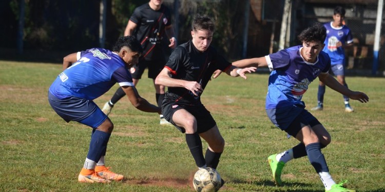 EMOCIÓN AL POR MAYOR. El Apertura obereño, marcado por la paridad. (Prensa LROF).