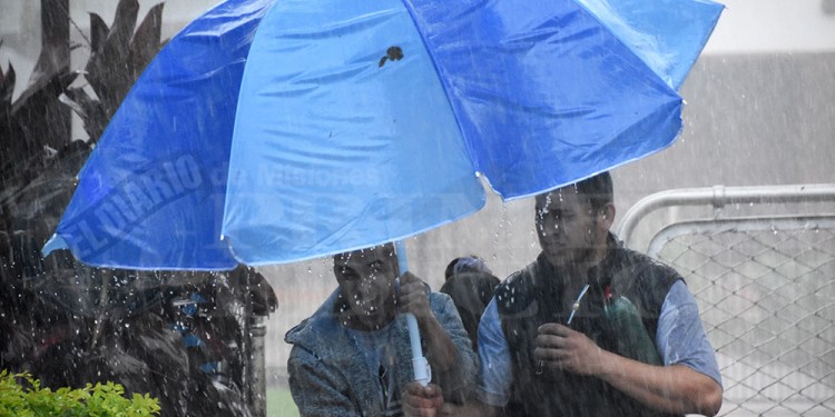 Las lluvias durarían hasta este martes, y se esperan fuertes vientos.