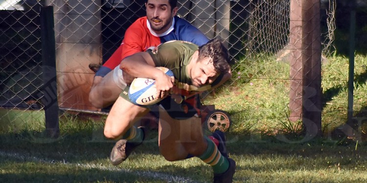 TRY DEL “LAUCHA”. Mauricio Esquivel vuela hacia al ingoal para apoyar.