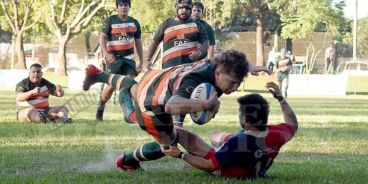 A PURA POTENCIA. El octavo Franco Flieger se dispone a apoyar el quinto try de Lomas en el partido ante Pay Ubre.