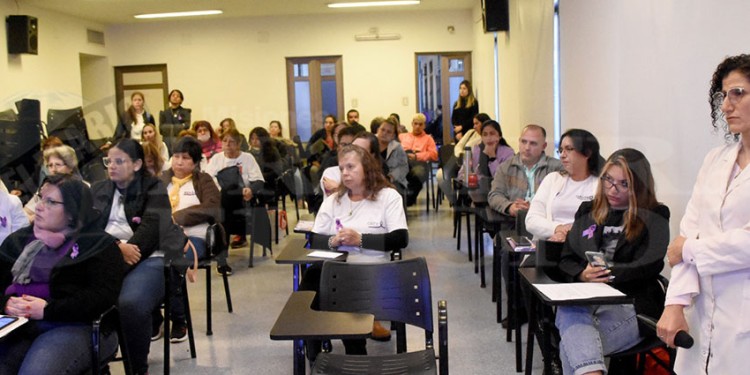 EVACUANDO DUDAS. En el conversatorio se abrió el micrófono para que pacientes pudieran despejar cualquier