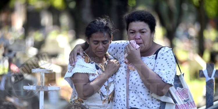 DOLOR. Zulma Benítez, madre del menor (izquierda) pidió justicia y reclamó en su momento por la liberación del policía.