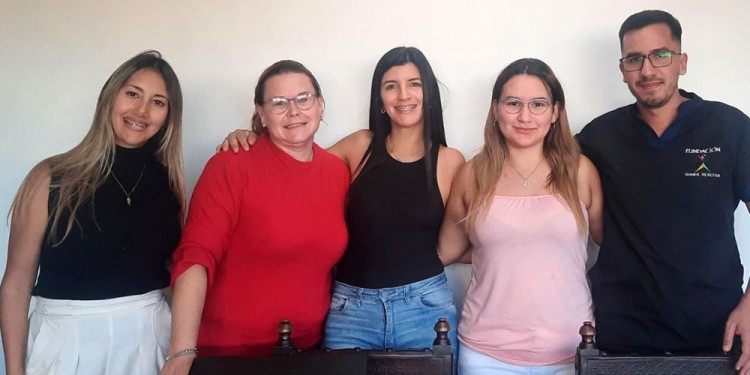 REPRESENTANTE. María Mar (anteúltima de izquierda a derecha) junto al equipo de Ñande Reko Ha.