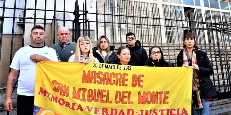 FAMILIARES. Blanca Suárez (centro) madre de Aníbal Suárez en el juicio en La Plata.