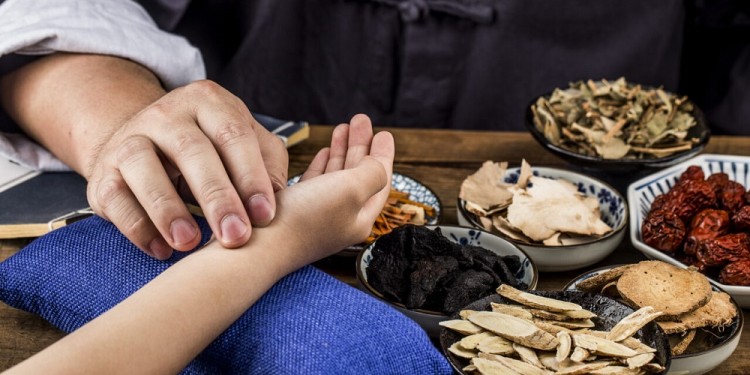 The old doctor of traditional Chinese medicine to the patient's pulse