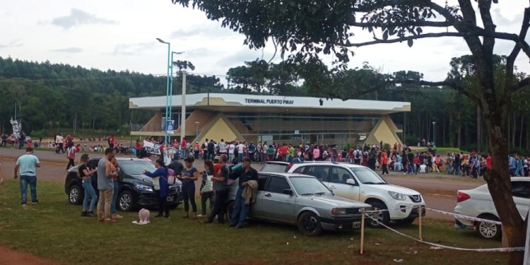 MASIVA MARCHA. La gente del MPL llegó a Piray desde Montecarlo y Eldorado.