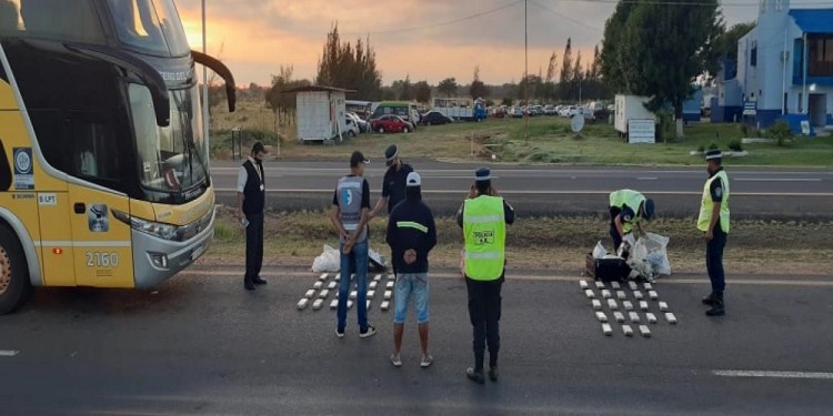 EN LA BAULERA. La droga estaba acondicionada en los equipajes. Fue clave la intervención de la perra “Jana”.