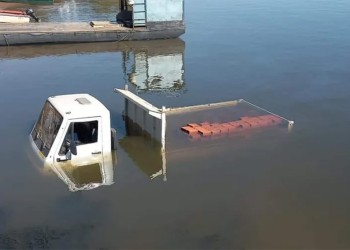 Camión se quedó sin frenos y terminó en el río Paraná