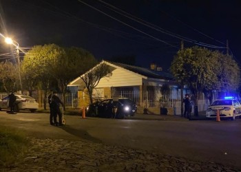 Oberá: iba “hasta las cejas” y chocó contra un árbol