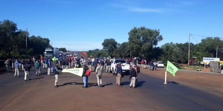 Corte de la ruta nacional 105, frente al obrador de Enríquez.