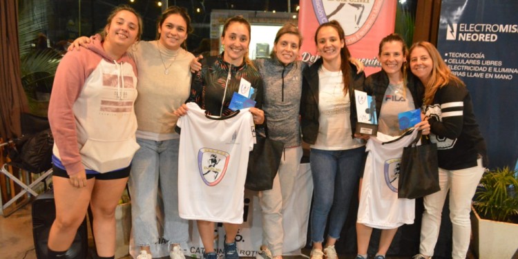 PURA FELICIDAD. Daniela y Carla, cada una con su remera de la DeFeMi, se consagraron en el Arenas Pádel.