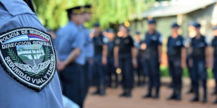 ALTERNATIVA. Proponen cambiar el uniforme policial en verano.