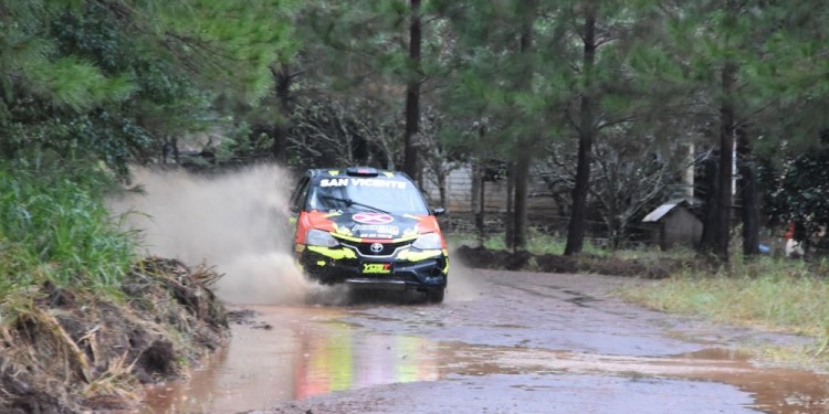 La lluvia no frenó la pasión de la gente en el Rally Integración