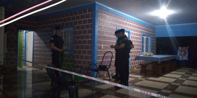 LA ESCENA. Los efectivos hallaron proyectiles calibre 32 que se cree fue del revólver utilizado por los ladrones.