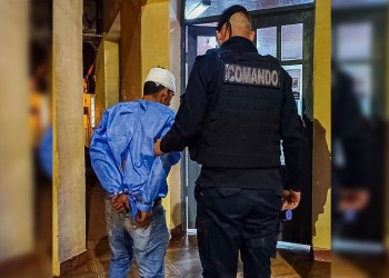 Insólito: fue dado de alta y con la bata puesta robó un celular en el hospital