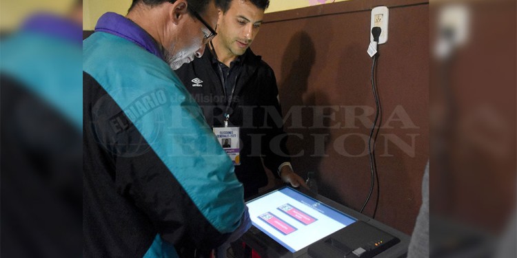 ESPERAR. Votantes cuestionaron que se armaron filas muy largas en la máquina que se utilizaba para practicar.