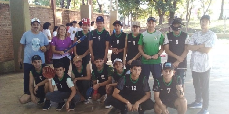 HAY EQUIPO. Los chicos de la Comercio 18 junto a los profesores, durante el primer encuentro de sóftbol.