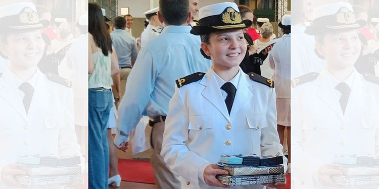 ORGULLO MISIONERO. Sofía se recibió como Brigadier Principal abanderada en el Liceo Naval Militar Almirante Storni.