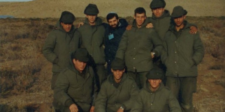 EN EL CONTINENTE. Grupo de soldados judíos movilizado en la Patagonia durante la guerra de Malvinas. En el medio, de barba, el rabino Felipe Yafe.
