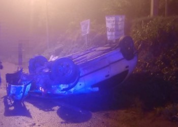 Un hombre y dos chicas jóvenes salieron ilesos tras volcar con su auto sobre la ruta 14