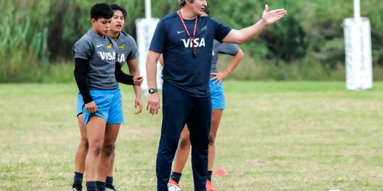 CONCENTRADA. Yamila González (izquierda) escucha indicaciones del DT.