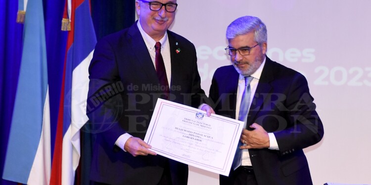 PROCLAMADO: El
gobernador
electo, Hugo
Mario
Passalacqua
recibe el suyo
de manos
de Rubén
Uset.