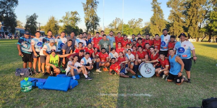 FESTEJO FINAL. Todo CAPRI celebra el gran triunfo alcanzado ayer en cancha de Aguará por el Torneo Regional.