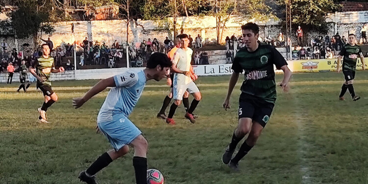NO PASARÁ. El delantero de Belgrano de El Alcázar intenta sortear la marca del volante central de Timbó de Jardín. (Gentileza Campo Neutral J. América)