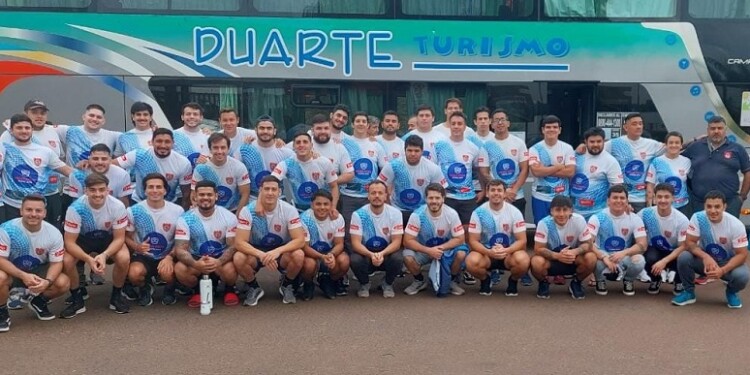 NO FALTÓ NADIE. La delegación de CAPRI, momentos antes de partir ayer desde Villa Cabello rumbo a Asunción.