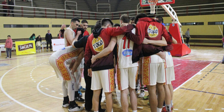 POSTAL FINAL. El equipo, unido en un abrazo tras la derrota en Rosario.(Prensa Tokio)