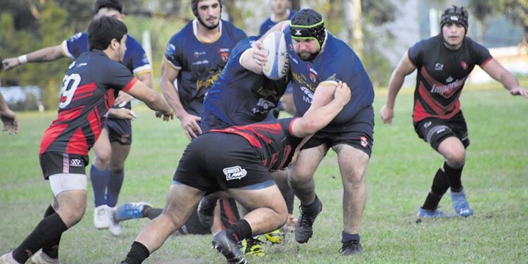CLAVE EN EL PACK. Juan José Vaz controla la pelota en el partido ante San Patricio. El hooker aporta experiencia.