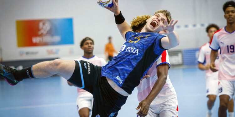 GRAN REMATE. Esteban Kelm se dispone a ejecutar, ayer frente a Cuba.