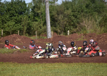 Show de karting y motos sobre la Tierra Colorada