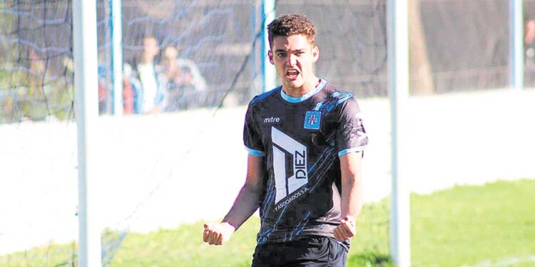PROMESA DE GOL. Alejo Mainero festeja uno de los tantos que consiguió vistiendo los colores de Estudiantes de Río IV.