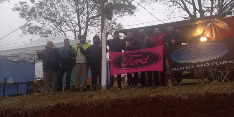 PASIÓN. Un grupo de fanáticos acampa desde ayer en el autódromo.