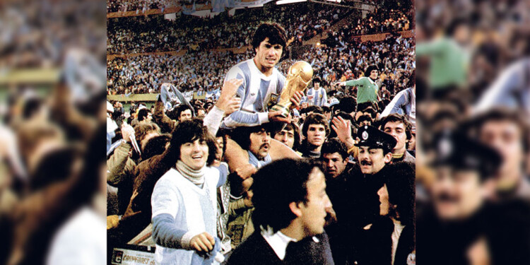 EL CAPITÁN. Daniel Pasarella se pasea con la copa del mundo en las manos.