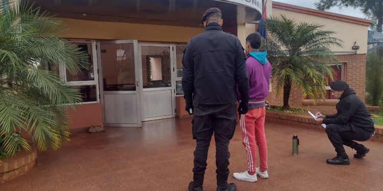 TRAS LAS REJAS. El sospechoso al momento del traslado a la comisaría.