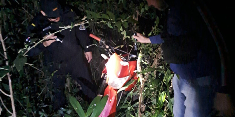 SECUESTRO. Efectivos de la UR-III en el hallazgo de la motocicleta.
